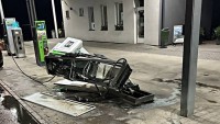 Sobotní nehoda na Karvinsku. Řidič při odjezdu z benzinky vytrhl stojan