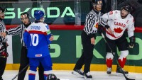 Nesekaj ma, nebojím sa ťa! Najlepší Slovák sa pochytil s hviezdnym Crosbym. Pri podávaní rúk som mu povedal, aké je to hrať proti nemu