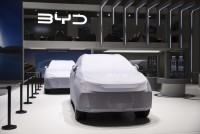 Čínska automobilka BYD prvýkrát predbehla Teslu v predaji elektromobilov v Európe
