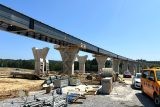 Na Českokrumlovsku se staví nejdelší mosty dálnice D3. Používají metodu vysouvání konstrukcí