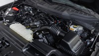 Osmiválce znovu táhnou. Venku je další novinka, kterou si bez motoru V8 lidé prostě neumí představit