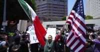 Ondear la bandera mexicana en las protestas de ICE es tan estadounidense como el pastel de manzana | Opinión