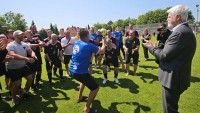Překvápko. Lidickým fotbalistům předal vítězný pohár prezident Petr Pavel!