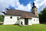 Dobrovolníci opravují fasádu středověkého kostela na Českokrumlovsku. Pomáhají dotace i sbírka