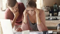Stát chce zastropovat úroky spotřebitelských půjček, experti ale nesouhlasí