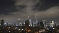 Írán zaútočil raketami na Izrael. Nejméně osm mrtvých a na 200 zraněných