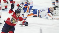 Floridu delí jedna výhra od obhajoby Stanleyho pohára, dvojgólový Marchand zatienil hviezdy Edmontonu