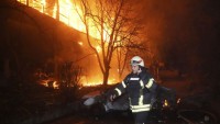 ONLINE: CNN: Rusi menia taktiku, na mestá útočia rojmi dronov