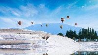 V Turecku spadly dva balony s turisty. Zemřel pilot, zraněných je na dvacet