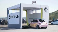 Malý elektrický Fiat se naučil rychlou výměnu baterií. V Madridu si to může vyzkoušet každý