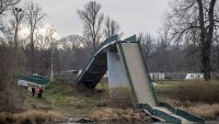 V indickém Puné se zřítil most. Šest obětí, dalších 25 turistů smetla voda