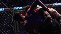 Bojovník, který nakopl ring girl, jde do války. Po boku bratra bude bránit Írán