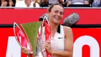 Qualifier is Queen's champion! Maria claims historic title