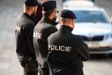 Policie zasahuje u Prahy proti aktivnímu střelci. Na místě jsou dva mrtví