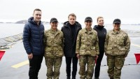 Macron prišiel do Grónska, podporil jeho nezávislosť. Ostrovu núka vojenskú spoluprácu, Trumpovi poslal ostrý odkaz