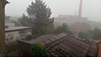 VIDEO: Rakovnicko v neděli zasáhly silné bouřky. Přinesly prudký déšť i kroupy