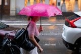 Po chladném a deštivém pondělí se v Česku oteplí. Ve středu bude až ke 30 stupňům
