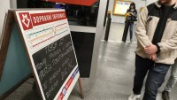 Provoz metra na lince C stojí. Do kolejiště spadl člověk, metro ho srazilo