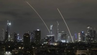 Záběry z Izraele ukazují, co dokáže obranný Iron Dome. Ale i to, když neuspěje