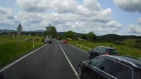 VIDEO: Nebezpečné riskování. Pirát silnic ohrozil na Děčínsku houkající sanitku