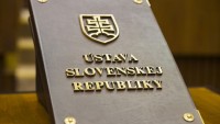 Politológ Ruman: Z právneho hľadiska aktuálny návrh novely ústavy do najvyššieho zákona štátu nepatrí