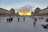Přeplněnost a nedostatek personálu. Louvre kvůli spontánní stávce neotevřel, lidé marně čekali ve frontách