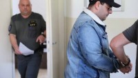 Detaily megapodvodu v Bratislave. Prečo skončil René vo väzbe? Časť peňazí mal odovzdávať v kaviarni. Na hazarde prehral 1,5 milióna