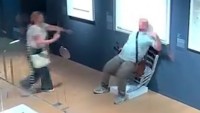 „Idiot“ na dovolenke: Turista sa posadil na vzácnu Van Goghovu krištáľovú stoličku a rozpučil ju