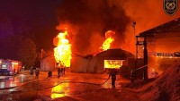Ve Velkých Karlovicích hoří pila. Dva lidé se zranili, škoda za stovky milionů