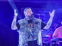 Z mohutného speváka je štýlový fešák: Slávny Rag’n’Bone Man výrazne schudol!