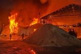 Ve Velkých Karlovicích hoří pila. Dva lidé jsou zranění, škoda činí stovky milionů
