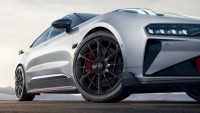 Čínský elektromobil prodávaný i v Evropě se při nehodě rozpůlil, jeho baterie začala hořet opodál