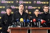 Piráti v oblečení uklízeček omývali od korupčních kauz. Objeli ministerstva i centrálu hnutí ANO