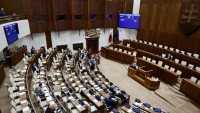 Cirkvi budú aj naďalej platiť transakčnú daň. Na svoje či platy ministrov poslanci odmietli siahnuť, hasiči si polepšia