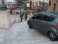 Polícia musela zasahovať v Ríme: 80-ročný sa s autom zasekol na Španielskych schodoch