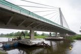 Dělníci bourají betonové podpěry pod mostem v Pardubicích. Nově už ho přes Labe ponesou jen lana