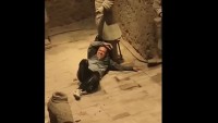 Kamery zachytili šokujúci moment, keď turista skočil medzi tisíce rokov staré artefakty a rozbil ich