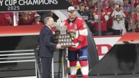 Dokázal to, čo Ovečkin i Crosby. Útočník Floridy získal prestížne ocenenie, vytvoril rekord NHL