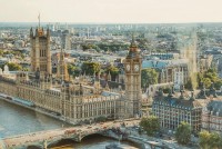 Inflácia v Británii mierne klesla: Centrálna banka sadzby zrejme nezníži ani v júni