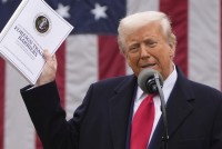 Britské firmy brzdia vyššie náklady a Trumpove clá: Ekonomika porastie pomalšie v roku 2025