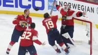 Nosek převzal Stanley Cup mezi prvními. Nepopsatelný pocit, řekl útočník Floridy