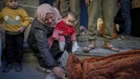 Izraelská streľba do davu Palestínčanov zabila desiatky ľudí. Prešetrujeme to, odkazuje armáda
