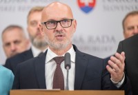 SaS kritizuje zvýšenie príspevkov na opatrovanie: Opatrovateľom to podľa nich zásadne nepomôže
