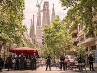 V Španielsku to vrie: Na turistov útočia vodnými pištoľami, musia ich strážiť ozbrojenci!