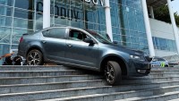 Neobvyklá nehoda na Chodově: Auto skončilo na schodech obchodního centra