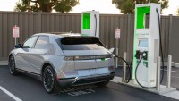 Americké prodeje elektrických aut se po měsících uvadání náhle propadly, ukazují křehkost složitě vybuzeného zájmu o ně