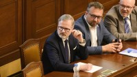 Fialova vláda přestála čtvrté hlasování o nedůvěře. Debata trvala přes 24 hodin