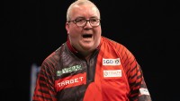 Bunting storms to Players Championship 18 title in Leicester