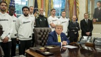 Trápny moment v Oválnej pracovni. Trump vyvolal pobúrenie vyjadrením na adresu Juventusu