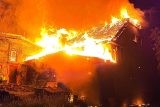 Požár rodinného domu na Teplicku způsobil škodu 4,5 milionu korun. Dva hasiči skončili v nemocnici